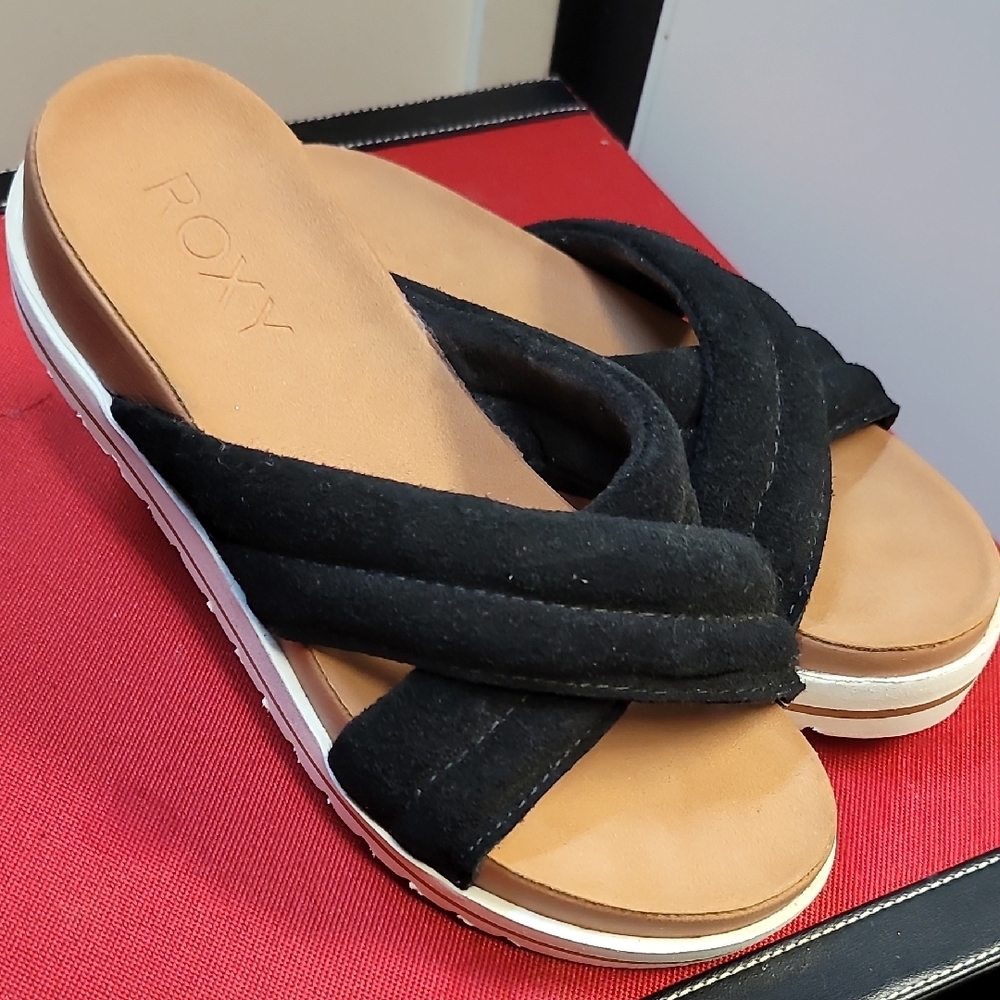 Roxy Black and Tan Cross-Strap Sandals